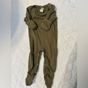 Kate Quinn Olive Green Footed romper Outfit
Size NB